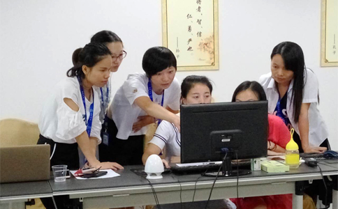  美女們互相交流學習，氣氛有點嚴肅啊